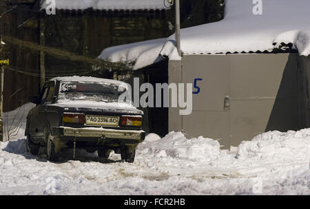 Charkiw, Ukraine. 19. Januar 2016. Ein Lada Zhiguli ist in den Schnee in einem Hinterhof in Charkow, Ukraine, 19. Januar 2016 geparkt. Foto: Soeren Stache/Dpa/Alamy Live News Stockfoto