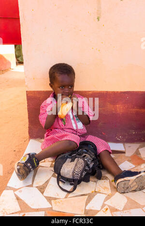 Mittagspause für schwarze Kind Kind bei einem Sponsorenlauf Schule in den Seitenstraßen von Kololi Gambia Stockfoto