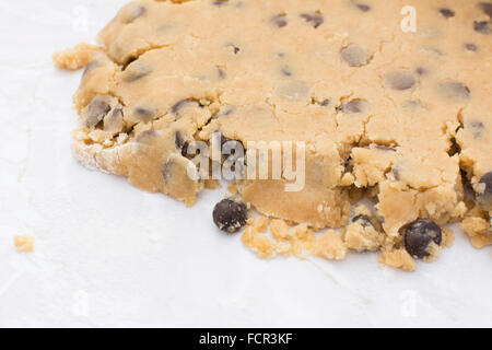 Nahaufnahme von krümelig chocolate Chip Cookie-Teig ausgerollt auf einer Küchenarbeitsplatte Stockfoto