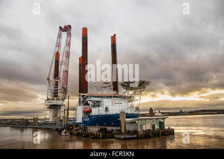 Liverpool, Merseyside, UK. Offshore Jack-up Kran Schiff Vidarl & Rigg, die von den luxemburgischen angesiedelten Jan De Nul Group, welche Dienste bietet für maritime Infrastruktur. Sie hilft bei der Errichtung und Wartung auf der ganzen Welt. Das Schiff ist 140,4 m in der Länge. Die schweren Kran kann bis zu 1200 Tonnen heben und in Liverpool mit Spezialausrüstung für den nächsten Job zu versehen. Stockfoto