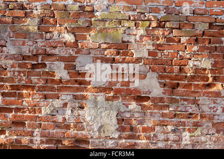 Alten verwitterten Ziegel Wand Fragment. Stockfoto