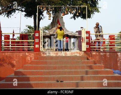 Menschen beten in einem Hindu-Tempel in Indien Stockfoto