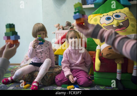 Charkiw, Ukraine. 18. Januar 2016. Kinder spielen in einem UNICEF-Sozialstation in Charkow, Ukraine, 18. Januar 2016. Das Zentrum ist ein Zufluchtsort für Flüchtlinge aus Krisenregionen. Foto: Soeren Stache/Dpa/Alamy Live News Stockfoto