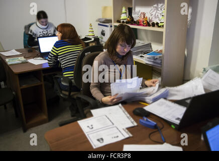 Charkiw, Ukraine. 19. Januar 2016. Frauen arbeiten in einem Punkt der Erstregistrierung für Flüchtlinge aus den Krisenregionen in einem ehemaligen Bahnhof in Charkow, Ukraine, 19. Januar 2016. Foto: Soeren Stache/Dpa/Alamy Live News Stockfoto