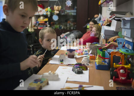 Charkiw, Ukraine. 19. Januar 2016. Kinder spielen in einer anfänglichen Registrierungspunkt für Flüchtlinge aus den Krisenregionen in einem ehemaligen Bahnhof in Charkow, Ukraine, 19. Januar 2016. Foto: Soeren Stache/Dpa/Alamy Live News Stockfoto