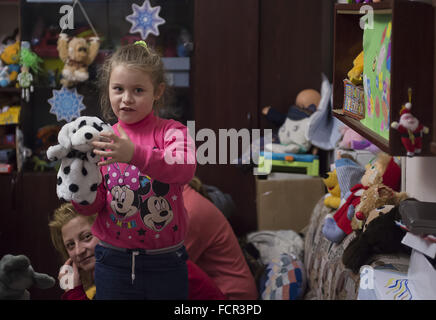 Charkiw, Ukraine. 19. Januar 2016. Kinder spielen in einer anfänglichen Registrierungspunkt für Flüchtlinge aus den Krisenregionen in einem ehemaligen Bahnhof in Charkow, Ukraine, 19. Januar 2016. Foto: Soeren Stache/Dpa/Alamy Live News Stockfoto