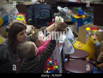 Charkiw, Ukraine. 19. Januar 2016. Kinder spielen in einer anfänglichen Registrierungspunkt für Flüchtlinge aus den Krisenregionen in einem ehemaligen Bahnhof in Charkow, Ukraine, 19. Januar 2016. Foto: Soeren Stache/Dpa/Alamy Live News Stockfoto