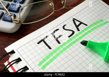 Notizbuch mit TFSA Zeichen auf einem Tisch. Business-Konzept. Stockfoto