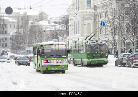 Charkiw, Ukraine. 18. Januar 2016. Trolley-Busse fahren auf verschneiten Straßen in Charkow, Ukraine, 18. Januar 2016. Foto: Soeren Stache/Dpa/Alamy Live News Stockfoto