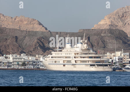 Al Said - die Luxus-Yacht von Sultan Qaboos in den alten Hafen von Muttrah. Sultanat von Oman Stockfoto