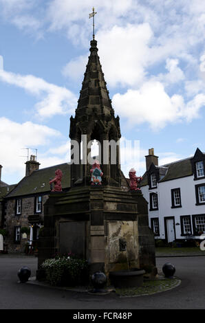 Der Bruce Fountain im Zentrum der Ortschaft Falklandinseln in Fife, Schottland. Stockfoto