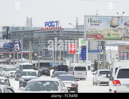 Charkiw, Ukraine. 18. Januar 2016. Autos fahren auf einer verschneiten Straße in Charkow, Ukraine, 18. Januar 2016. Foto: Soeren Stache/Dpa/Alamy Live News Stockfoto