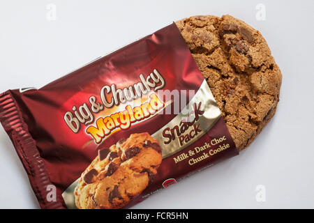 Großen & Chunky Maryland Snack Pack Milch & dark Choc Chunk Cookie mit Verpackung geöffnet, um Inhalte setzen auf weißem Hintergrund zeigen Stockfoto