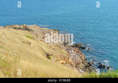 Berg-Stein und Meer am Khao Laem Ya - Mu Ko Samet Nationalpark, Provinz Rayong, Thailand Stockfoto