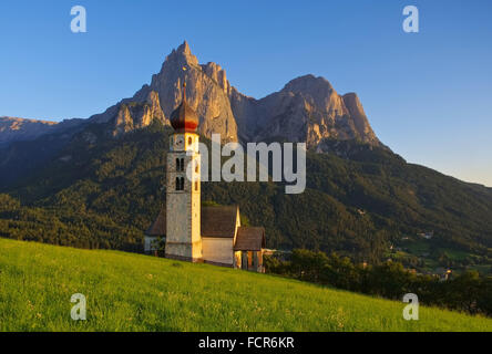 St. Valentin Mit Schlern in Den Dolomiten - Kirche St. Valentin und Berg Schlern in den Dolomiten Stockfoto