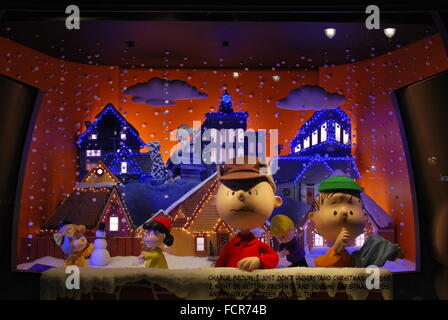 NYC Macy's Herald Square Schaufenster "A Charlie Brown Christmas" feiert den 50. Jahrestag der Karikatur. Stockfoto