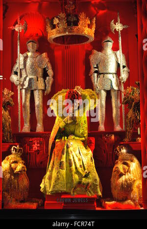 New York City - Dezember 2015: Bergdorf Goodman Weihnachten Urlaub Windows Display namens "Kronjuwelen" mit Lichtern und Kristalle. Stockfoto