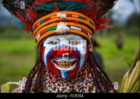 Ein Tribesman lächelt während der Feier des Highland Stämme auf den Mount Hagen Kultur Show 8. August 2013 in Mount Hagen, Papua-Neuguinea. Stockfoto