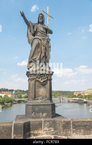 Statue des Hl. Johannes des Täufers aus dem Jahre 1857 auf der Karlsbrücke - Prag - Tschechische Republik Stockfoto