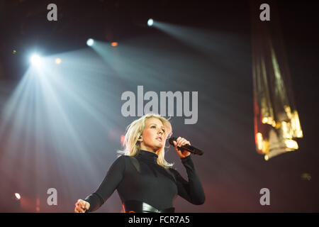 Hamburg, Deutschland. 21. Januar 2016. Britische Singer-Songwriterin Ellie Goulding singt zu Beginn ihrer Tour in der Barclaycard Arena in Hamburg, Deutschland, 21. Januar 2016. Foto: LUKAS SCHULZE/Dpa/Alamy Live News Stockfoto