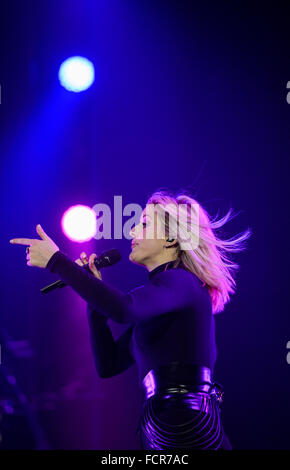 Hamburg, Deutschland. 21. Januar 2016. Britische Singer-Songwriterin Ellie Goulding singt zu Beginn ihrer Tour in der Barclaycard Arena in Hamburg, Deutschland, 21. Januar 2016. Foto: LUKAS SCHULZE/Dpa/Alamy Live News Stockfoto