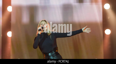 Hamburg, Deutschland. 21. Januar 2016. Britische Singer-Songwriterin Ellie Goulding singt zu Beginn ihrer Tour in der Barclaycard Arena in Hamburg, Deutschland, 21. Januar 2016. Foto: LUKAS SCHULZE/Dpa/Alamy Live News Stockfoto