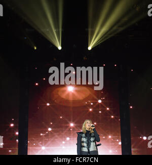 Hamburg, Deutschland. 21. Januar 2016. Britische Singer-Songwriterin Ellie Goulding singt zu Beginn ihrer Tour in der Barclaycard Arena in Hamburg, Deutschland, 21. Januar 2016. Foto: LUKAS SCHULZE/Dpa/Alamy Live News Stockfoto