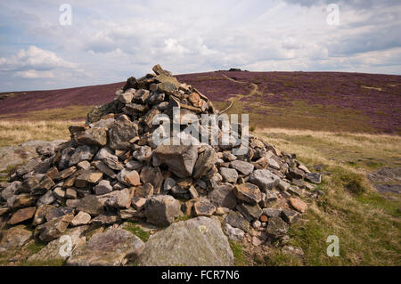 Gipfel Cairn auf verloren Bursche mit wieder Tor in die Ferne, Peak District National Park zu sehen. Stockfoto