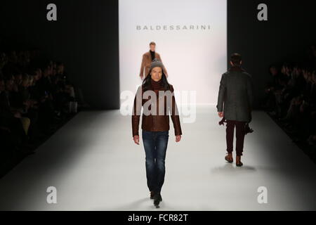 Berlin, Deutschland. 21. Januar 2016. Mercedes-Benz Fashion Woche Herbst/Winter in Berlin. Ein Modell präsentiert Kollektion von Baldessarini. © Simone Kuhlmey/Pacific Press/Alamy Live-Nachrichten Stockfoto