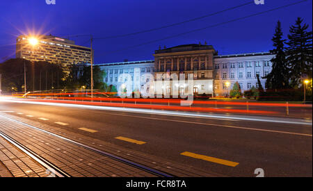 Zagreb Mimara Museum beleuchtet in der Nacht Stockfoto