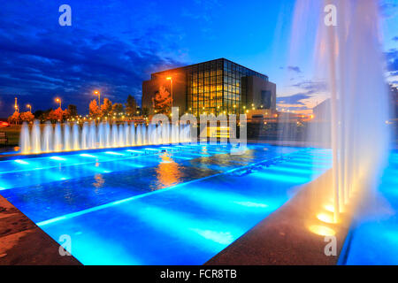 Neue Nationalbibliothek in Zagreb bei Nacht beleuchteten Brunnen vor. Stockfoto