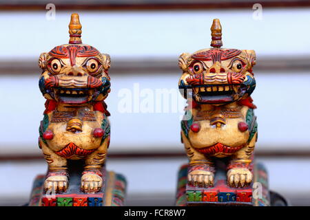 Traditionellen nepalesischen aus Holz geschnitzt Schneelöwe Figuren zum Verkauf in den Windowshop der Souvenir-Shop im Thamel Bereich-Kathmandu Stockfoto