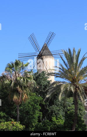 Traditionelle spanische Windmühle in Palma De Mallorca, Spanien Stockfoto