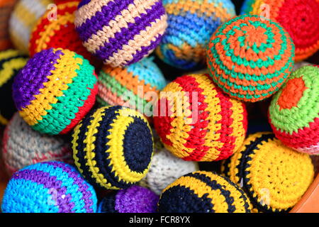 Typische nepalesische handgemachte Manycolored Häkeln Wolle Kugeln für den Verkauf in einem Souvenirladen von Thamel Bereich-Kathmandu-Nepal. Stockfoto