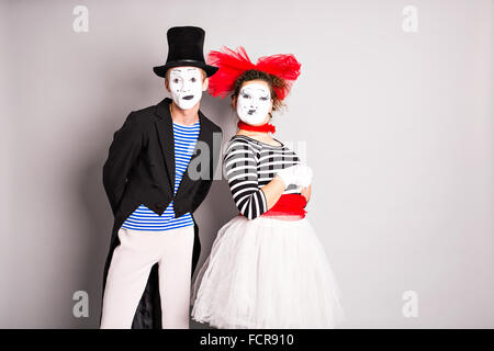 Taille-Up Portrait von lustiges MIME-paar mit weißen Gesichtern. Das Konzept der Valentinstag, Tag des April Dummkopfs Stockfoto