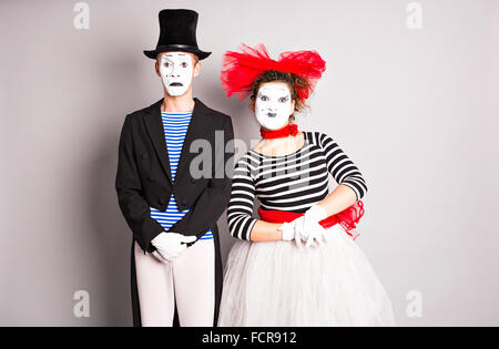 Taille-Up Portrait von lustiges MIME-paar mit weißen Gesichtern. Das Konzept der Valentinstag, Tag des April Dummkopfs Stockfoto