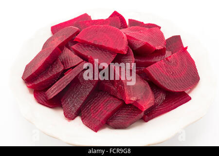 Gekochte rote Beete auf weißem Hintergrund. Stockfoto