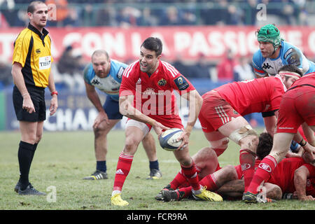 Treviso, Italien. 24. Januar 2016. Münsters Spieler, Conor Murray übergibt den Ball während Rugby Champions Cup-match zwischen Benetton Treviso und Munster Rugby am 24. Januar 2016 Monigo Stadium. Bildnachweis: Andrea Spinelli/Alamy Live-Nachrichten Stockfoto