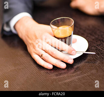 Mann hält eine Tasse heißen Tee Stockfoto