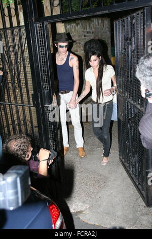 Camden, UK. 16. August 2007. Blake Fielder-Civil und Amy Winehouse verlassen ihre Heimat in Camden. Stockfoto