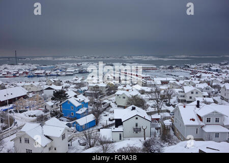 Schweden, Bohuslan, schneebedeckte Hönö Insel Wohngebiet und Klåva Marina mit Fotö Insel im Hintergrund Stockfoto