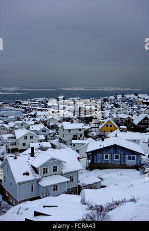 Schweden, Bohuslan, NW-Ansicht von Schnee bedeckt Hönö Insel Wohngebiet Stockfoto