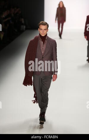 Berlin, Deutschland. 21. Januar 2016. Mercedes-Benz Fashion Woche Herbst/Winter in Berlin. Ein Modell präsentiert Kollektion von Baldessarini. © Simone Kuhlmey/Pacific Press/Alamy Live-Nachrichten Stockfoto