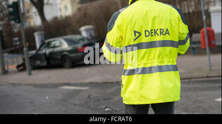 Hamburg, Deutschland. 21. Januar 2016. Ein Dekra-Mitarbeiter arbeitet nach einem Unfall in Hamburg, Deutschland, 21. Januar 2016. Foto: Lukas Schulze/Dpa/Alamy Live News Stockfoto