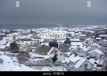 Schweden, Bohuslan, NW-Ansicht von Schnee bedeckt Hönö Insel Wohngebiet Stockfoto