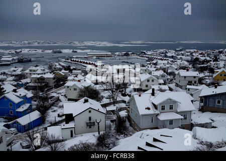 Schweden, Bohuslan, schneebedeckte Hönö Insel Wohngebiet und Klåva Marina mit Fotö Insel im Hintergrund Stockfoto