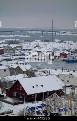 Schweden, Bohuslan, schneebedeckte Insel Hönö und Klåva Marina und Fotö Brücke im Hintergrund Stockfoto