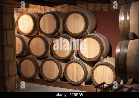 Holzfässer für Wein im Keller Stockfoto