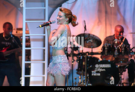 Kylie Minogue die live auf der Brighton Centre auf Tournee "Auf A Night Like This", 12. März 2001. Stockfoto