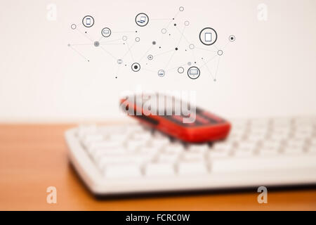 Handy auf Tastatur Stockfoto